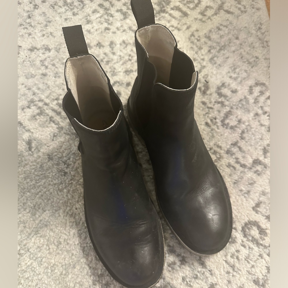 Clark’s US size 10 men’s Chelsea boot with crepe sole